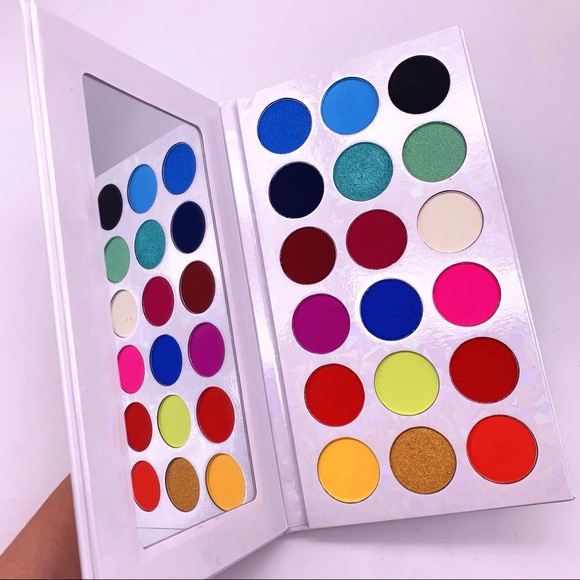 Bright color eyeshadow palette - Picture 2 of 4